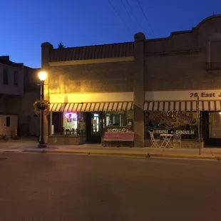 the outside of a restaurant