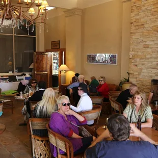 2016 - Lobby of The Riverpark Inn during the show