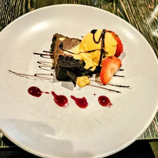Dulce final: lucuma ice cream, chocolate mousse, and strawberries