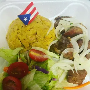 Mofongo, carne frita y ensalada