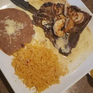 The service was amazing. Gracias Angeles! She was amazing &amp; attentive. Arendeño Steak. Def recommendthis place