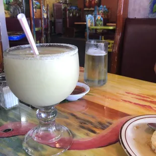 a margarita and a plate of food