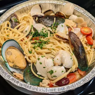 Linguine con Cozze e Vongole. Mussels &amp; clams, white wine sauce, linguine pasta. Served with salad &amp; bread. $16.49.