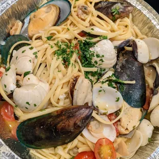 Linguine con Cozze e Vongole. Mussels &amp; clams, white wine sauce, linguine pasta. Served with salad &amp; bread. $16.49.