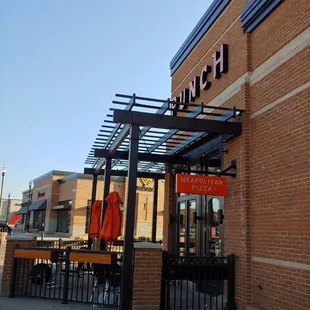 the outside of a restaurant