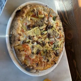 artichokes, black olives, mushrooms, and cheese was weak and salt, shaking black bottom burned.