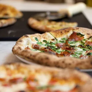 Bufalina Pizza: Mozzarella di bufala, prosciutto, arugula