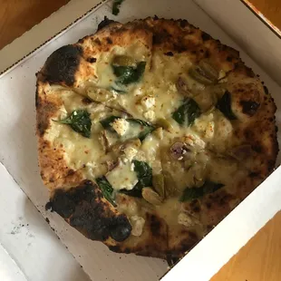 Margarita pizza with goat cheese and olives, no sauce