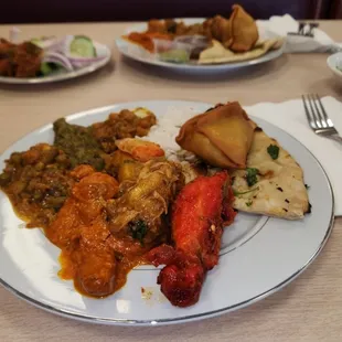 Chicken tikka masla, Curry chicken, Tandoori chicen, Samosa, Garlic nann.