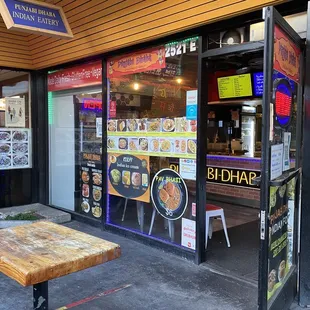 the outside of a restaurant