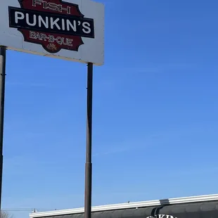 ows the front of the restaurant