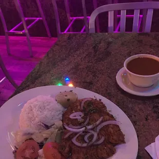 Pollo empanisado con arroz blanco y habichuelas