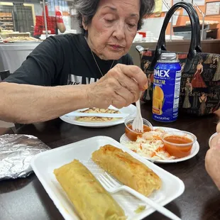 Mi mamá comiendo su pupusa