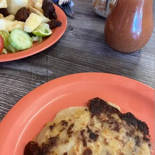 pupusa revuelta acompañada con yuca con chicharrón