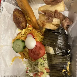 Bandeja la buena vida (Enchilada de pollo, pastelito de pollo, tamale de chipilin, yucca con chicharrón, empanada de leche)