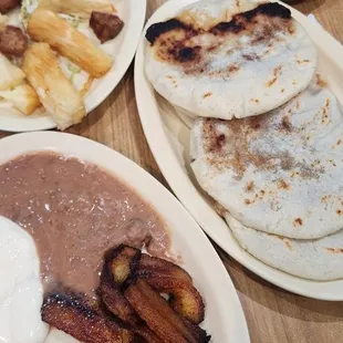 Platanos con Frijole y Crema Revuelta Pupusas Yuca Frita con Chicharron