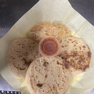 Pupusas revueltas chicharrón y queso