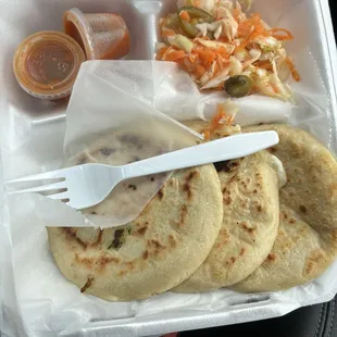 Pollo y Queso Pupusa, Spinach and cheese, Chicharrón y queso