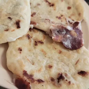 Pupusas, Queso y frijoles