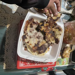 Las mejores pupusas del mundo que asta crudas te las hacen y de todas formas menos en forma circular