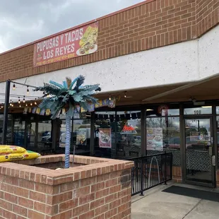 the outside of a restaurant