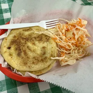 Pupusas de chicharrón con curtido