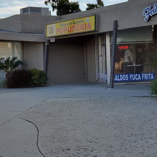 the front of a dog grooming shop