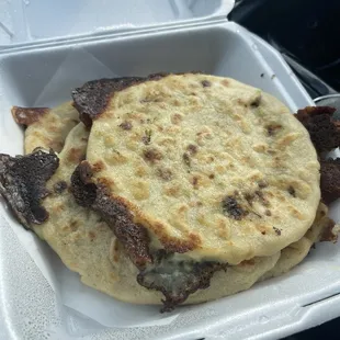 Pupusa y jalapeños  Pupusa y chicharron