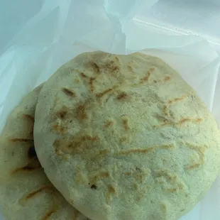 1/5  possibly the worst pupusas revueltas i've ever had:/  and $4 each?? no thank you.