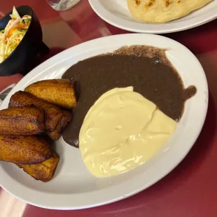 Platanos con crema y frijoles