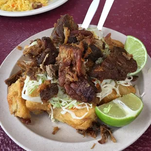 Yuca con chicharrón!