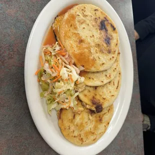 Pupusas revueltas y queso