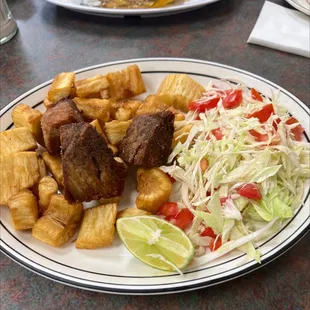 Yucca frita con chicharrón