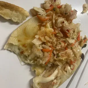 Pupusa de queso con curtido y salsa.