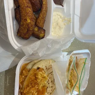 Platanos con Frijol y Crema, Queso Pupusa