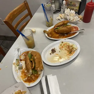 Los peores panes con pollo creo que mejor hubieran puesto panes de pellejos de pollo el sabor fatal y el precio fue de casi 50 dolares