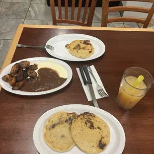 Pupusas &amp; Platanos fritos
