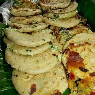 PUPUSAS VEGETARIANA (flor de loroco y queso)
