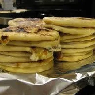 PUPUSAS REVUELTAS (chicharon, queso y frijoles molidos)