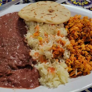 Salvadoran chorizo con huevos