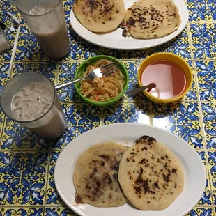 Agua de horchata and some delicious pupusas