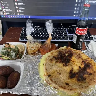 Pupusa Loca, Platano con Crema, Taco, Coca Cola