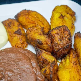 Platanos fritos con crema y frijoles