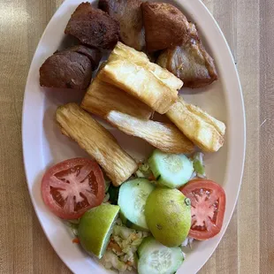 Yucca frita con chicharrone