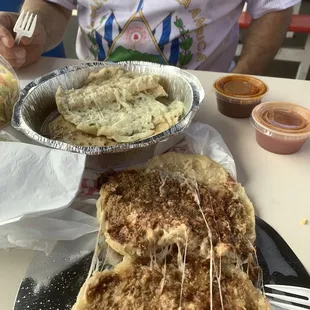 Pupusas revueltas y con loroco.