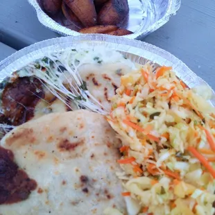 Papusas, curtido &amp; plantains