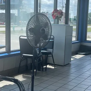 No tienen aire acondicionado y solamente tienen tres ventiladores para todo el restaurante.