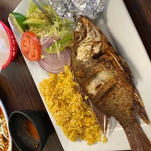 Pescado frito con arroz y ensalada