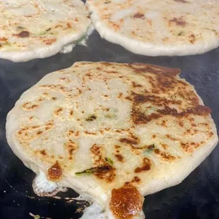 Pupusas de queso con loroco