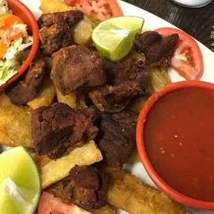Yuca con chicharrón $6